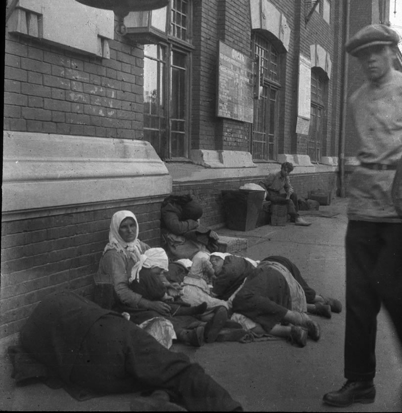 Holodomor beggars on the street
