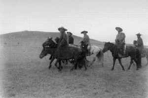 Teh Wang and horsemen.JPG (46182 bytes)